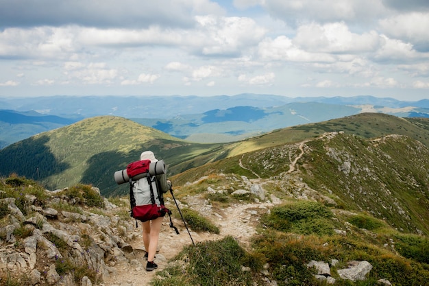Escursionista in cima nelle montagne dei Carpazi. Concetto di stile di vita sportivo di viaggio.