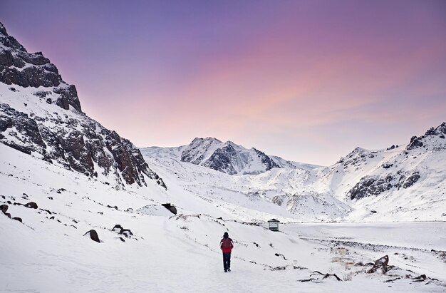 Escursionista in montagne innevate