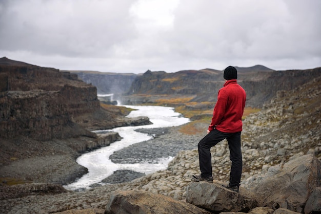 Escursionista in piedi sul bordo di una valle nel parco nazionale di vatnajokull in Islanda