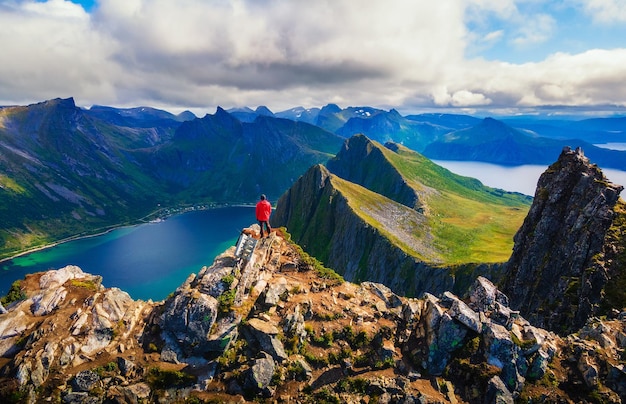 Escursionista in piedi sulla cima del monte Husfjellet sull'isola di Senja in Norvegia