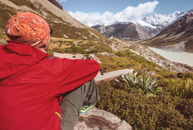 Escursionista in splendide montagne vicino a Mount Cook, Nuova Zelanda, isola del sud