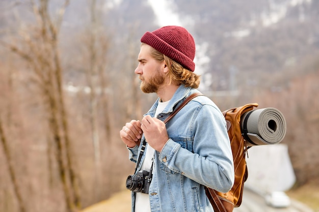 Escursionista maschio che esplora le montagne, Viaggia in uno stile di vita sano e avventura in viaggio da solo