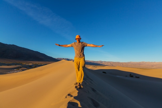 Escursionista nel deserto di sabbia. Ora dell'alba.