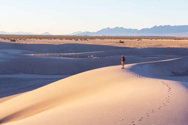 Escursionista nel deserto di sabbia. Ora dell'alba.