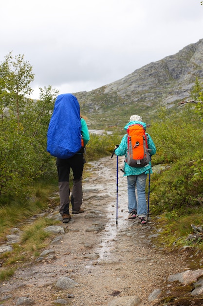 Escursionista per ragazze sulle montagne norvegesi