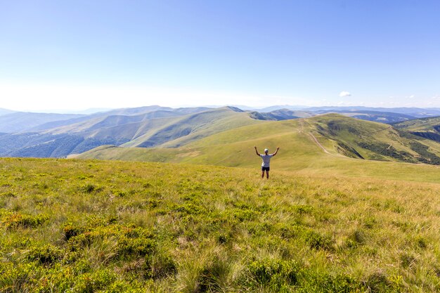 Escursionista solitario in piedi in montagna. L'uomo turistico gode del Mountain View