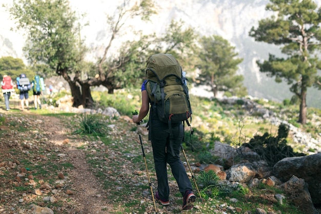 Escursionista sul sentiero in montagna