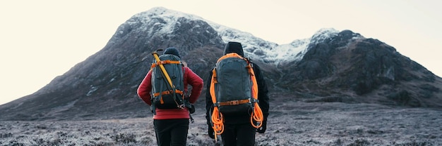 Escursionisti a Glen Coe Valley nelle Highlands scozzesi