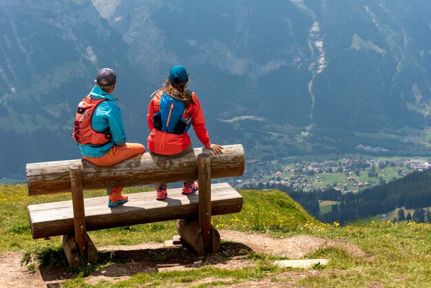 Escursionisti che riposano nella zona della prima scogliera m Grindelwald Canton Berna Svizzera