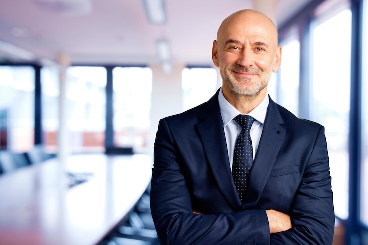 Foto esecutivo senior uomo d'affari in piedi in ufficio