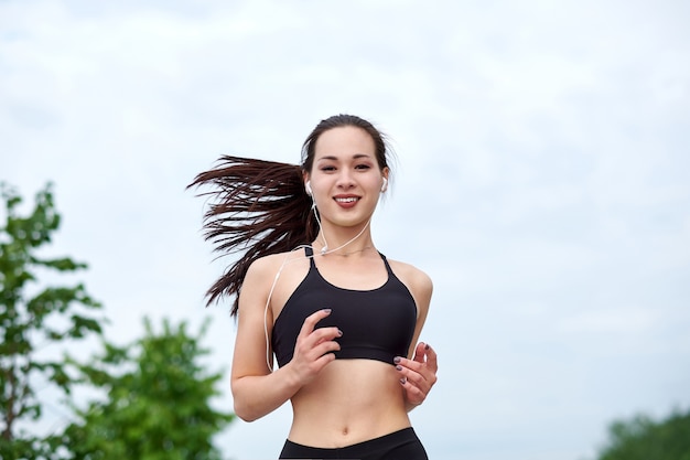 Esecuzione di donna atleta asiatico.