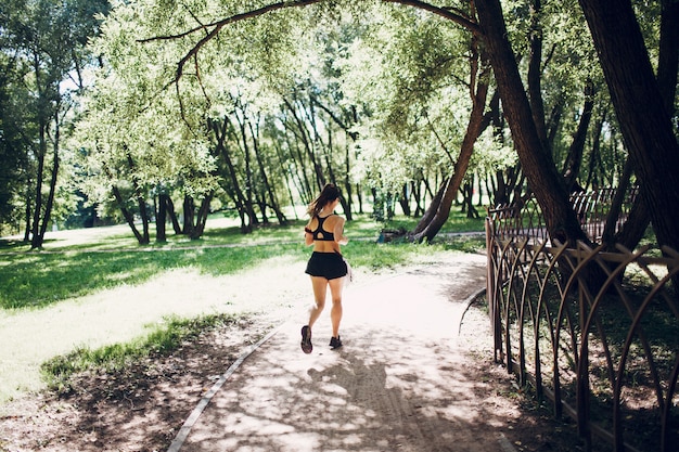 Esecuzione di donna nel parco