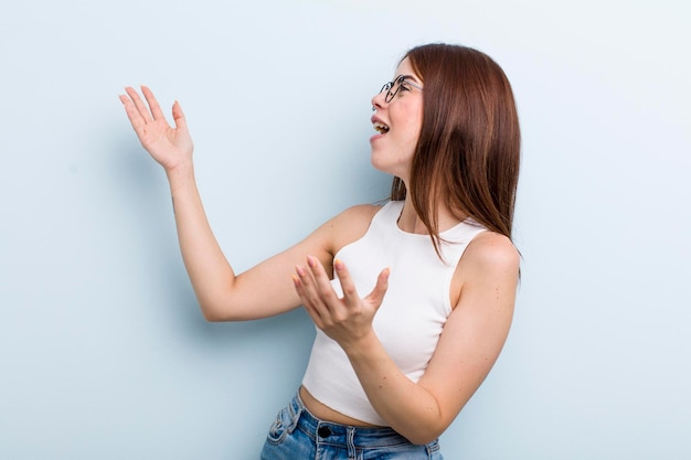 Eseguire un'opera o cantare a un concerto o uno spettacolo sentendosi romantico, artistico e appassionato