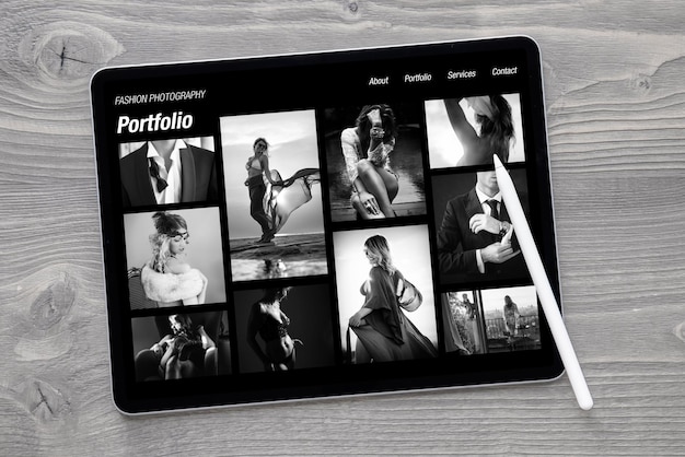 Esempio di sito Web portfolio di fotografia di moda in bianco e nero su tablet PC