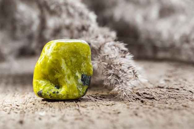 Esemplare di roccia minerale di lizardite gialla su legno