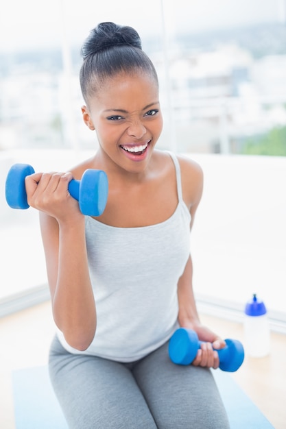 Esercita la donna che risolve con il dumbbell