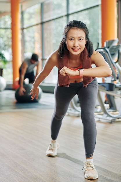 Esercitazione della giovane donna sorridente