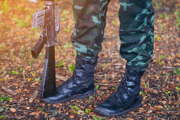 Esercito di pistola a piedi Esercito, linee di stivali militari di soldati di commando in uniformi mimetiche Thailandia