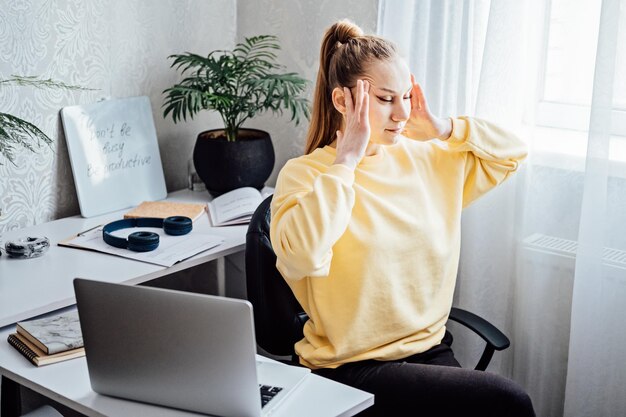 Esercizi per gli occhi di ginnastica oculare per migliorare la vista, donna freelance stanca che massaggia la sensazione degli occhi