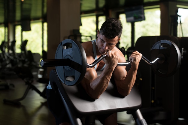 Esercizio bicipiti con bilanciere in palestra