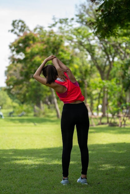 Esercizio di allenamento femminile sano prima di correre o di una sessione di allenamento fitness nel City Park