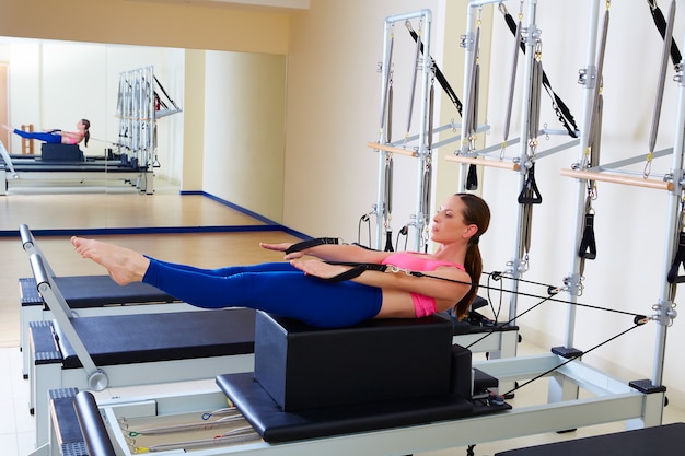 Esercizio di colpo posteriore della donna del riformatore di Pilates