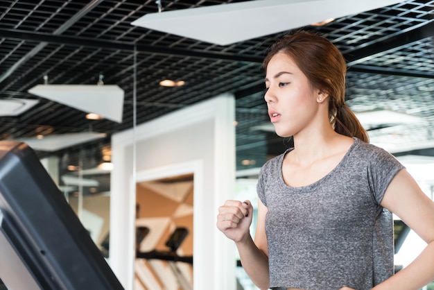 Esercizio di donna asiatica in palestra