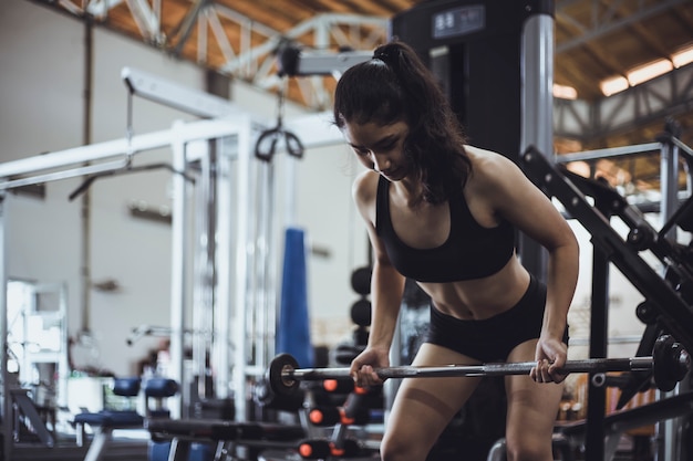 Esercizio di donna nella palestra fitness