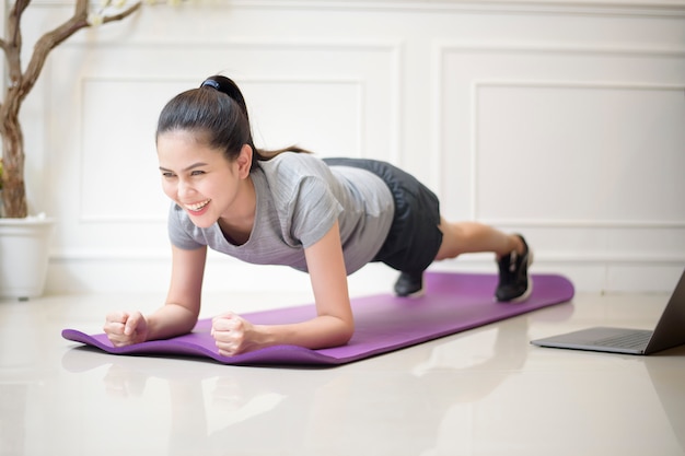 Esercizio di fitness donna in casa