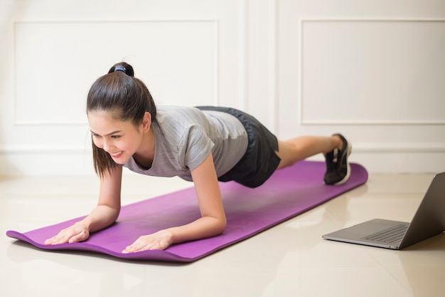 Esercizio di fitness donna in casa