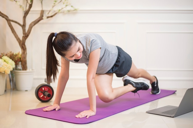 Esercizio di fitness donna in casa