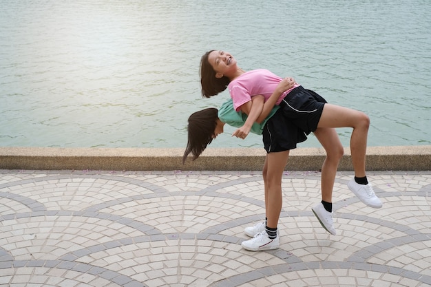 Esercizio di giovane ragazza asiatica al parco della salute.