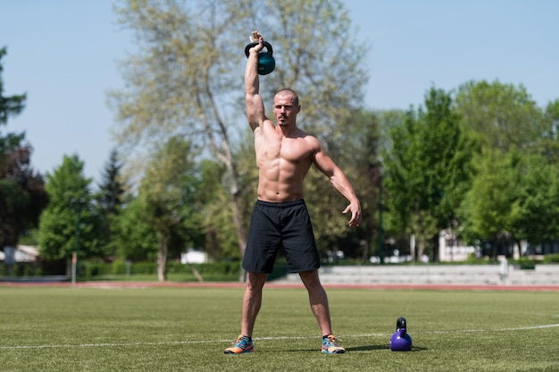 Esercizio di kettlebell all'aperto