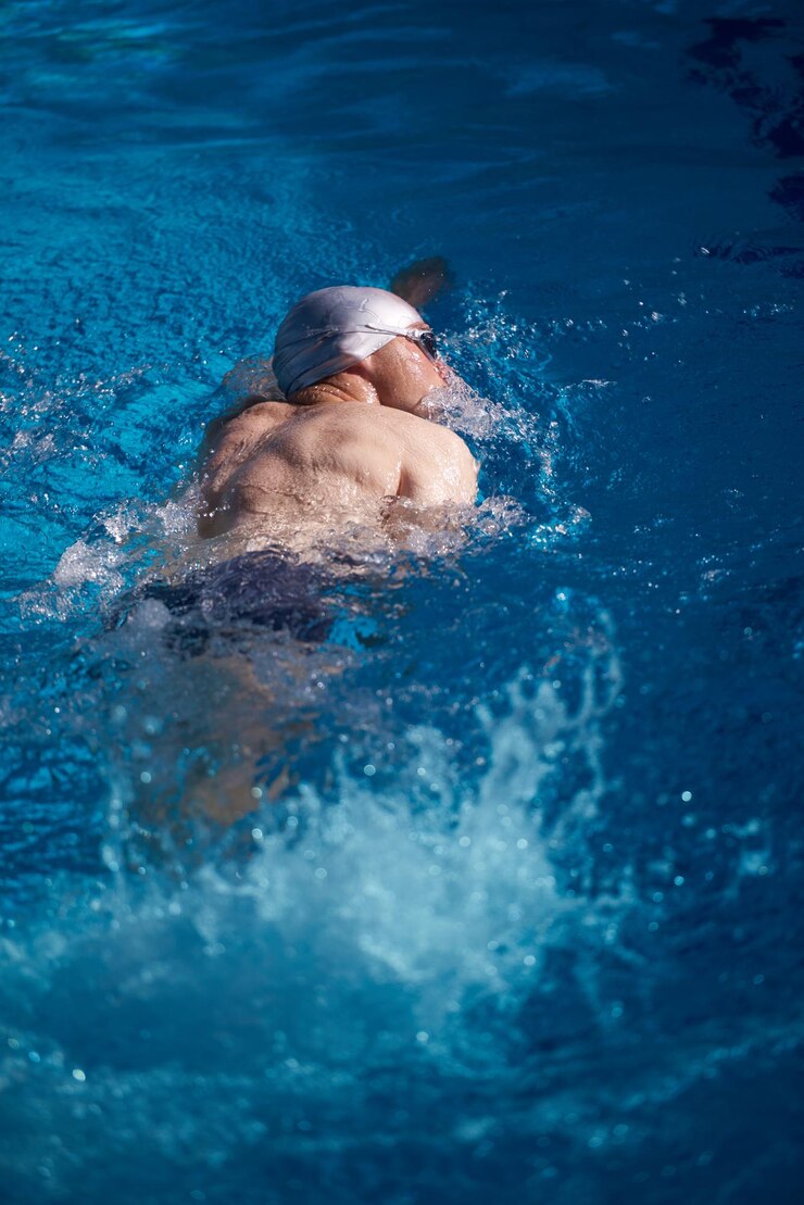 Foto esercizio di nuoto su cacca da nuoto al chiuso