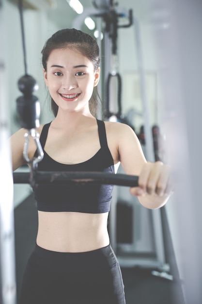 Esercizio di salute della donna fitness in palestra. Concetti di allenamento sani