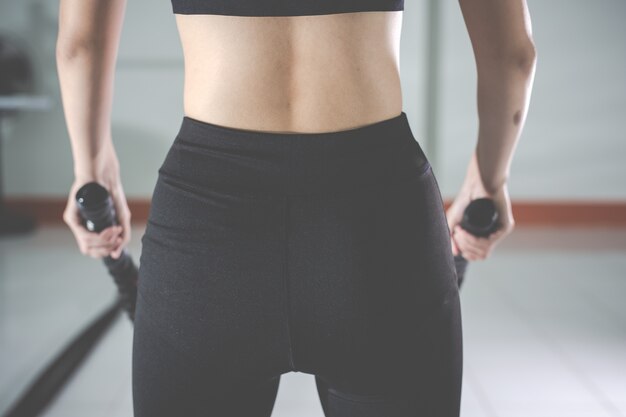 Esercizio di salute della donna fitness in palestra. Concetti di allenamento sani