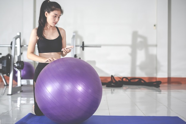 Esercizio di salute della donna fitness in palestra. Concetti di allenamento sani