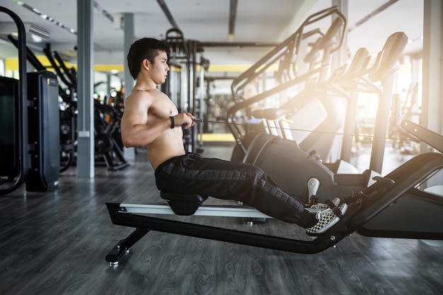 Esercizio di uomo forte in palestra.