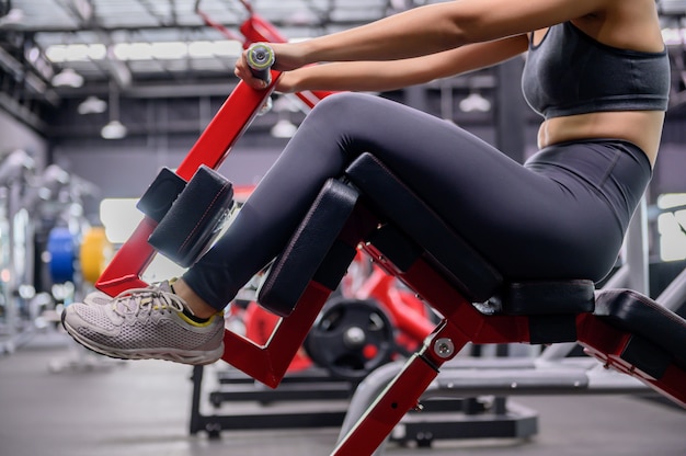 Esercizio e stile di vita della donna asiatica in palestra. Allenamento sportivo da donna con trainer. Benessere e salute per il bodybuilding.