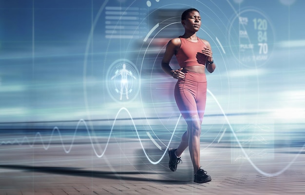 Esercizio fitness e donna di colore che corre con sovrapposizione di ologramma futuristico o doppia esposizione per la salute cardio Sport benessere e corridore femminile con intelligenza artificiale per polso o tempo per allenamento o allenamento