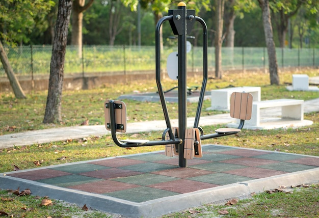 Esercizio o attrezzature per il fitness all'aperto nel parco