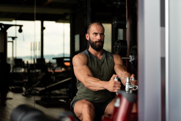 Esercizio Per La Schiena Sulla Macchina In Una Palestra