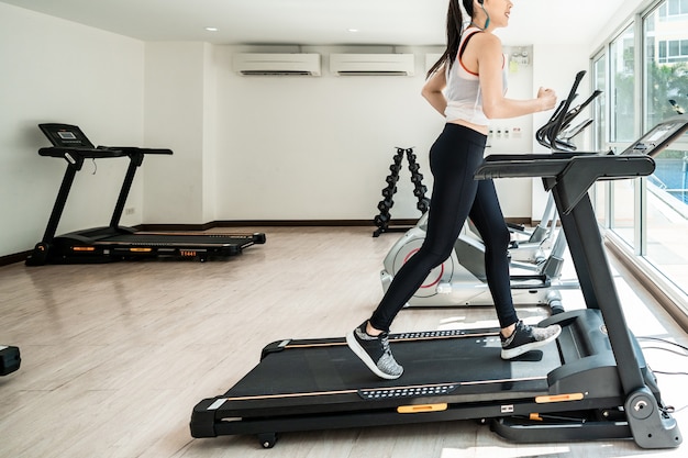 Esercizio tapis roulant cardio in esecuzione allenamento in palestra