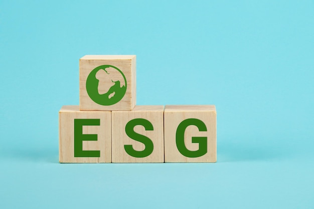 Esg concetto di ambientale, sociale e governance esg parole su un cubo di legno con cubetti di legno con abbreviazione