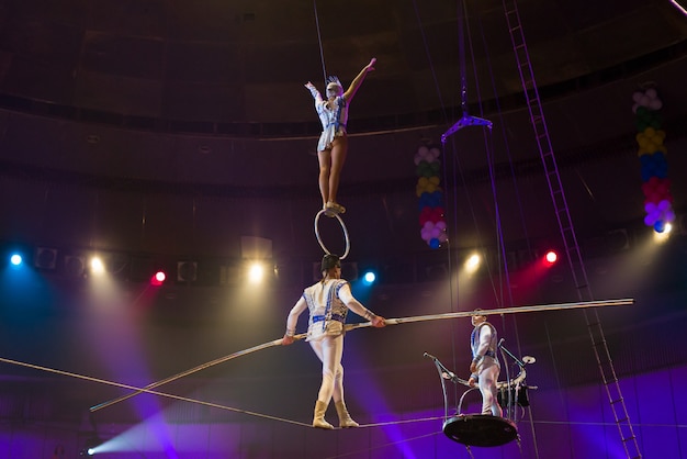 Esibizione di aeronautici nell'arena del circo.