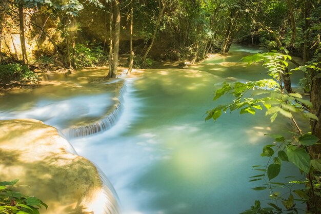 esotiche belle cascate tropicali profonde della foresta pluviale fresche cascate turchesi nella foresta profonda