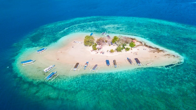 Esotico paesaggio aereo dell'isola di Gili Kedis