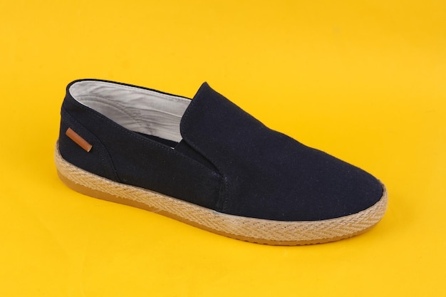 Espadrillas da uomo su sfondo giallo Scarpe estive da uomo