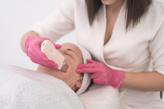 Esperienza di pulizia del viso con pulizia professionale dei pori del primo piano della terapia di lavaggio ad ultrasuoni
