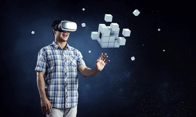 Esperienza di realtà virtuale. Tecnologie del futuro. Tecnica mista